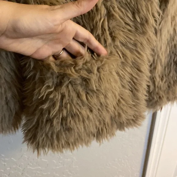 GIRLS Beige Shaggy Jacket w Hoodie & Pockets size 14-16 - Picture 3 of 7